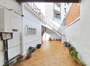 Casa Adosada en venta. Junto al Mercat Central , bonita casa con dos terraza de 25 m2 y 16, bien conservada y con muchas posibilidades .