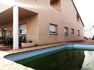 Casa Aislada en venta. Casa con piscina y garaje, parcela plana, en barrio residencial de Piera, con increíbles vistas a Montserrat.