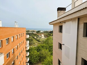 Piso en venta. Piso alto con ascensor y vistas al mar, amplias estancias, 3 hab. (antes 4), salón, cocina oficce, 2 baños. Parking, trastero.