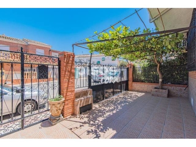 Casa adosada en venta en La Zubia