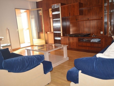 Alquiler de piso en travesía De Cobaleda de 3 habitaciones con terraza y muebles