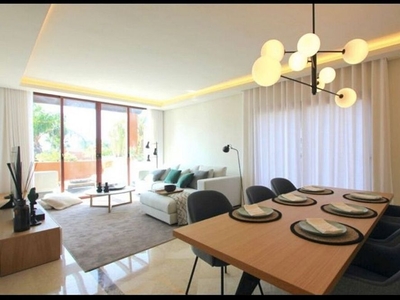 Ático en alquiler en Nueva Andalucía centro de 4 habitaciones con terraza y piscina