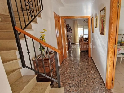 Casa adosada amplia adosada ubicada en zona muy tranquila y a un paso del Centro en Estepona