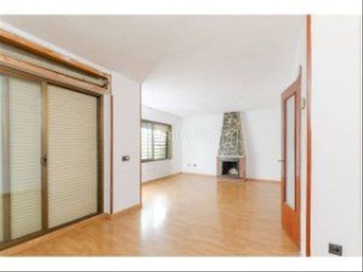Casa adosada con 3 habitaciones con parking, piscina y aire acondicionado en Fuenlabrada