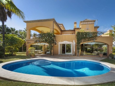 Casa con 4 habitaciones amueblada con parking, piscina, aire acondicionado, jardín y vistas al mar en Benahavís
