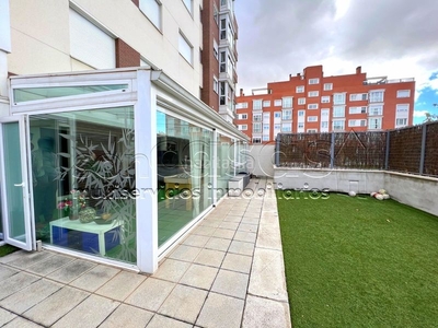 Piso bajo con jardín en venta en barajas, zona de Timón, con 227 m2, 4 habitaciones, piscina, garaje, trastero, ascensor, aire acondicionado y calefacción aerotermia. en Madrid