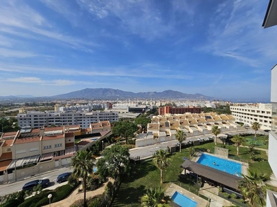 Piso con 3 habitaciones con ascensor, piscina, calefacción, aire acondicionado y vistas al mar en Fuengirola