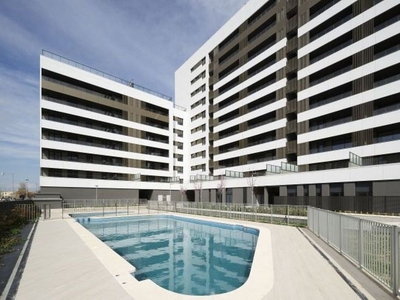 Piso en alquiler en avenida De Navarra de 3 habitaciones con terraza y piscina