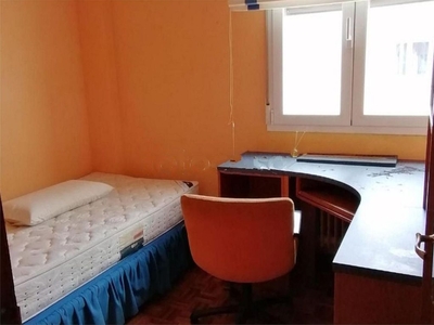 Piso en alquiler en calle De Clunia de 4 habitaciones con terraza y muebles