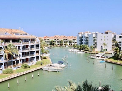 Piso en alquiler en Puerto de Sotogrande-La Marina de 4 habitaciones con terraza y piscina