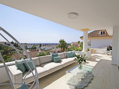 Venta de ático en Lomas de Marbella Club - Puente Romano de 3 habitaciones con terraza y piscina