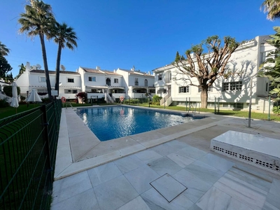 Venta de casa con piscina en Cabo Pino (Marbella (Municipio))