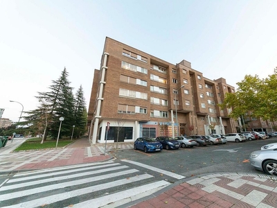 Venta de piso en calle Manuel Iribarren de 3 habitaciones con terraza y garaje