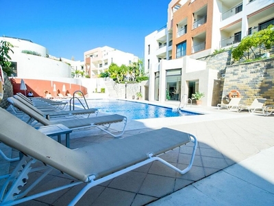 Venta de piso en carretera De Lomas de Marbella de 2 habitaciones con terraza y piscina