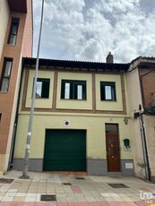 Casa 4 habitaciones de 260 m² en León (24005)