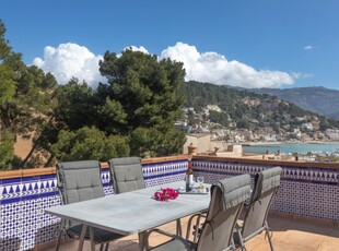 Dúplex en venta con terraza y vistas al Puerto de Sóller.