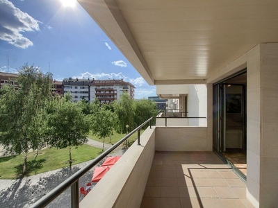 Alquiler de piso en avenida De Los Reyes Leoneses de 2 habitaciones con terraza y piscina