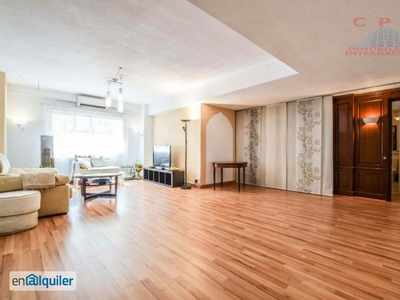 Magnífico y luminoso piso amueblado, de 160 m2 y 5 dormitorios; próximo al metro Moncloa.