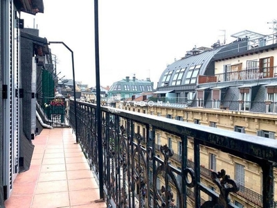 Piso en alquiler en Egia de 1 habitación con terraza y balcón