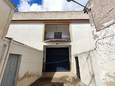 Piso en venta en Alcaudete de 2 habitaciones con terraza y garaje