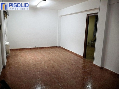 Piso en venta en Centro - Valladolid de 3 habitaciones con terraza y calefacción