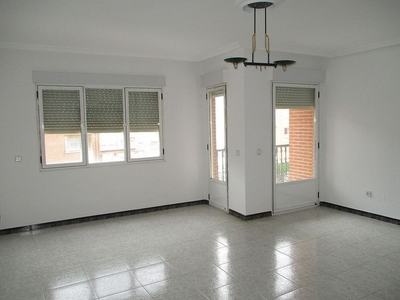 Venta de piso en avenida Maragatos de 3 habitaciones con garaje y balcón