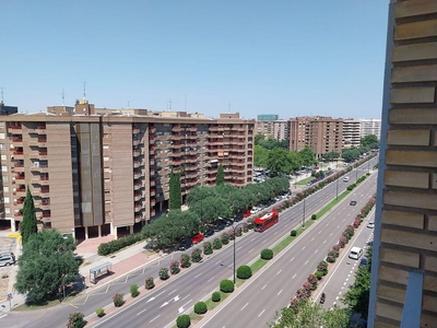 Alquiler de piso en avenida De Cesáreo Alierta de 2 habitaciones con terraza y muebles
