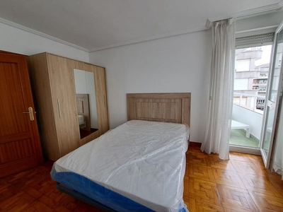 Alquiler de piso en calle Floranes de 4 habitaciones con terraza y muebles