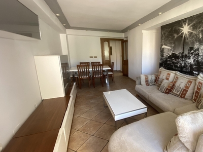 Apartamento en venta. Piso de ciudad, bien ubicado, con 3 habitaciones exteriores, orientación s/e, y terraza con vistas a la ciudad.