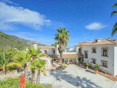 Casa con terreno en Ojén