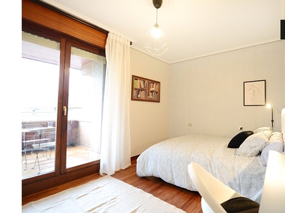 Habitación amueblada en piso de 4 habitaciones en Bilbao con Balcón