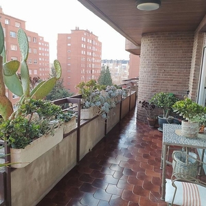 Piso en venta en Cascajos - Piqueras de 4 habitaciones con terraza y piscina