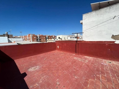 Venta Casa unifamiliar en Calle Margarita Coria del Río. A reformar con terraza 137 m²
