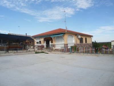 Venta de casa con piscina y terraza en Yuncos