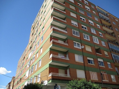 Venta de piso en avenida Maragatos de 3 habitaciones con terraza y balcón