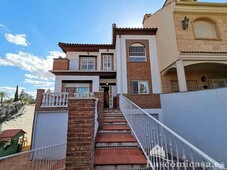 Venta Casa pareada en Calle Paco Moreno Linares. Buen estado con terraza 253 m²