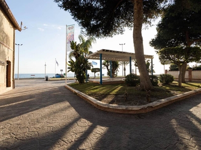 Alquiler Casa adosada en Paseo de las Palmeras Rincón de la Victoria. Buen estado con terraza 150 m²