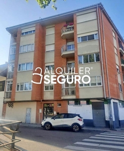 Alquiler de piso en Zona Pinilla de 3 habitaciones con terraza y garaje