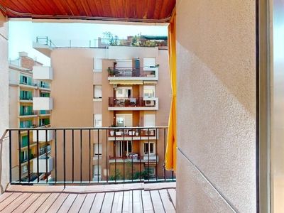 Alquiler Piso Barcelona. Piso de tres habitaciones en Pau Alsina. Cuarta planta con terraza