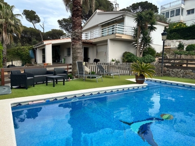 Casa individual con piscina,jardin,garage.