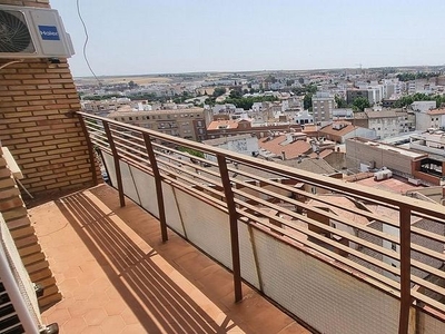 Piso en alquiler en Centro - Mérida de 5 habitaciones con terraza y muebles
