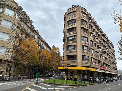 Piso en venta en Centro - San Sebastián-Donostia de 3 habitaciones con balcón y aire acondicionado