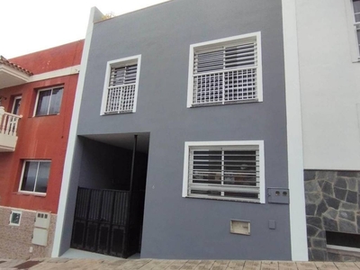 Venta Casa adosada en Calle Achimencey Los Realejos. Plaza de aparcamiento 124 m²