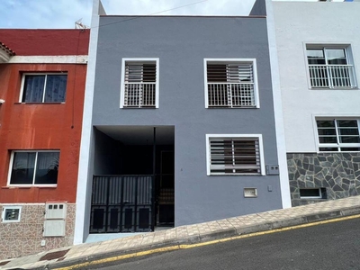 Venta Casa adosada en Calle Achimeney Los Realejos. Buen estado plaza de aparcamiento 150 m²