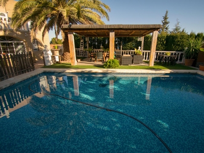 Venta de casa con piscina en Chiva