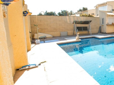 Venta de casa con piscina y terraza en La Nucia, Urbanizaciones