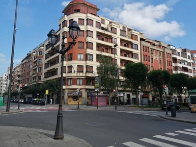 Venta Piso Bilbao. Piso de cuatro habitaciones en Alameda Urquijo. A reformar segunda planta con balcón calefacción central