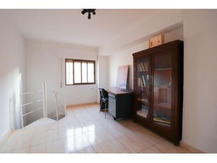 Amplia Casa con Dos Locales Versátiles en Venta en Huércal de Almería