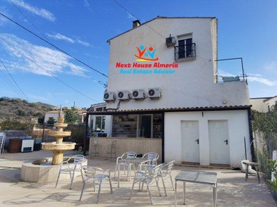 Casa con terreno en Albánchez