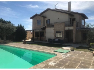 Alquiler de casa con piscina y terraza en Cobisa